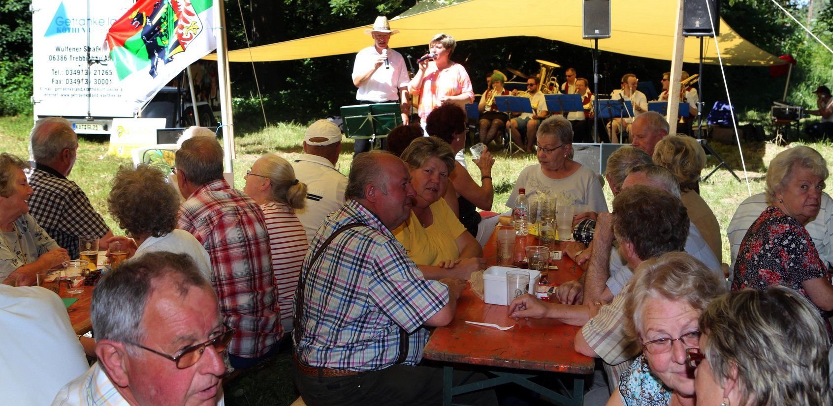Besucher auf dem Pfingstfest in Thurland, hier bei einem Auftritt der Roßlauer Blasmusikanten