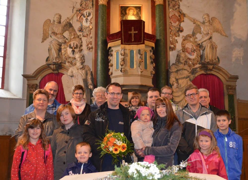 Tobias Jäsch mit dem Blumenstrauß der Woche, gesponsert von der Blumenboutique Meinhardt.