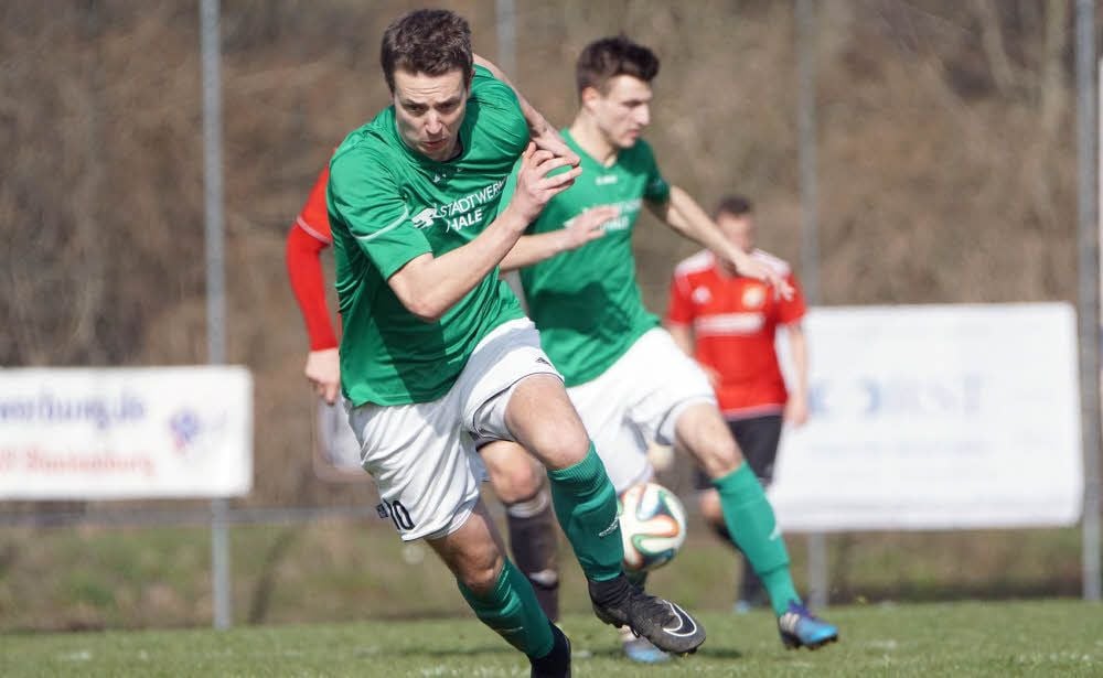 Die Thalenser Kai Rathsack (vorn) und Steven Rentz (mit Ball) vergaben gute Gelegenheiten und verhinderten die späte Niederlage nicht.