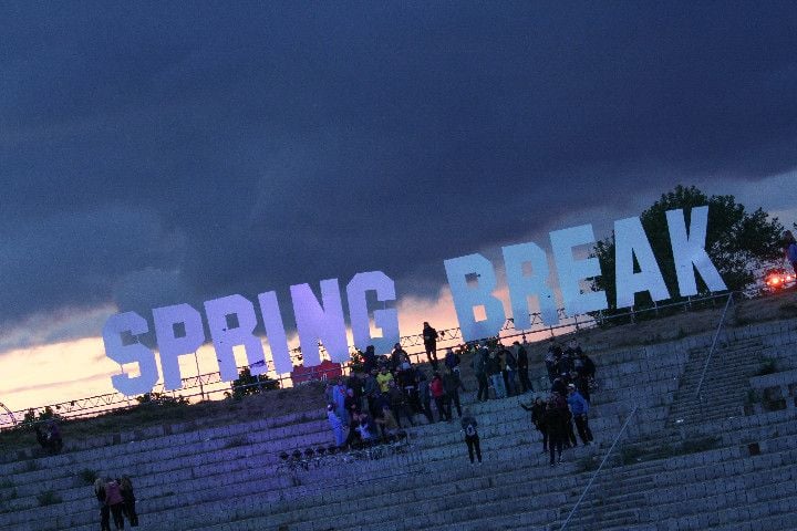 Dunkle Wolken ziehen über dem Sputnik Spring Break auf.