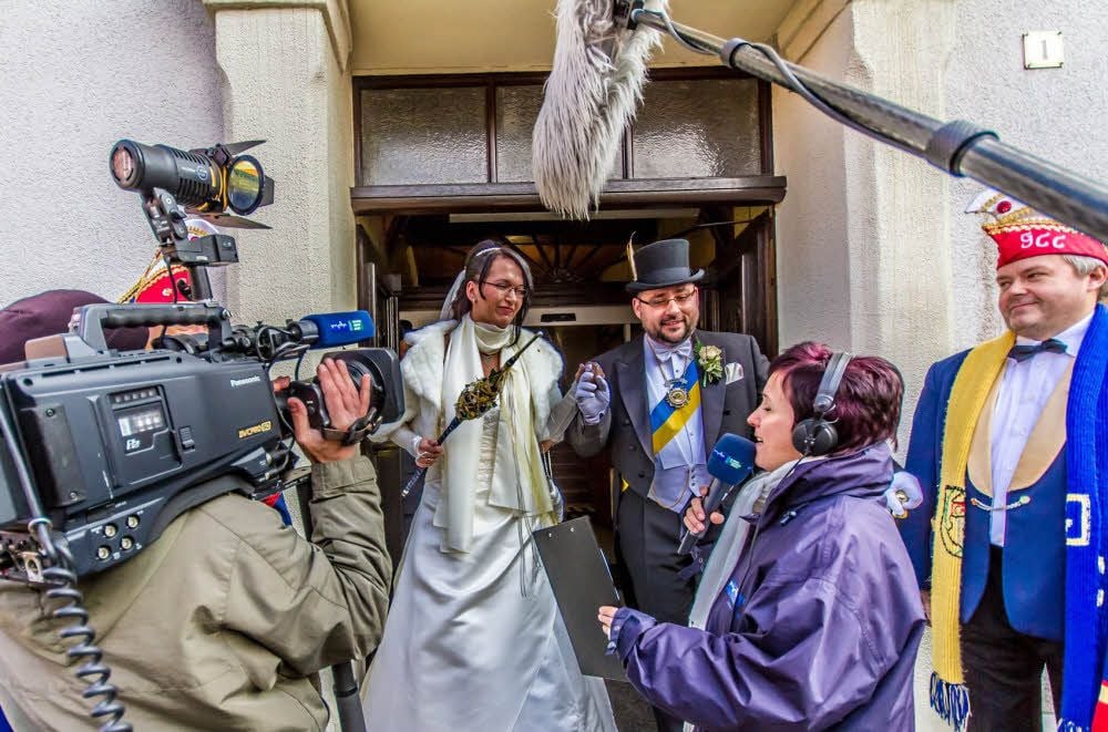 Damals am 11. November 2011 standen sie im Rampenlicht - jetzt hilft die Karnevalsmedaille von Prinz Jens I. und Prinzessin Doreen I., Licht in dunkle Machenschaften am Gräfenhainichener Galgenberg zu bringen.