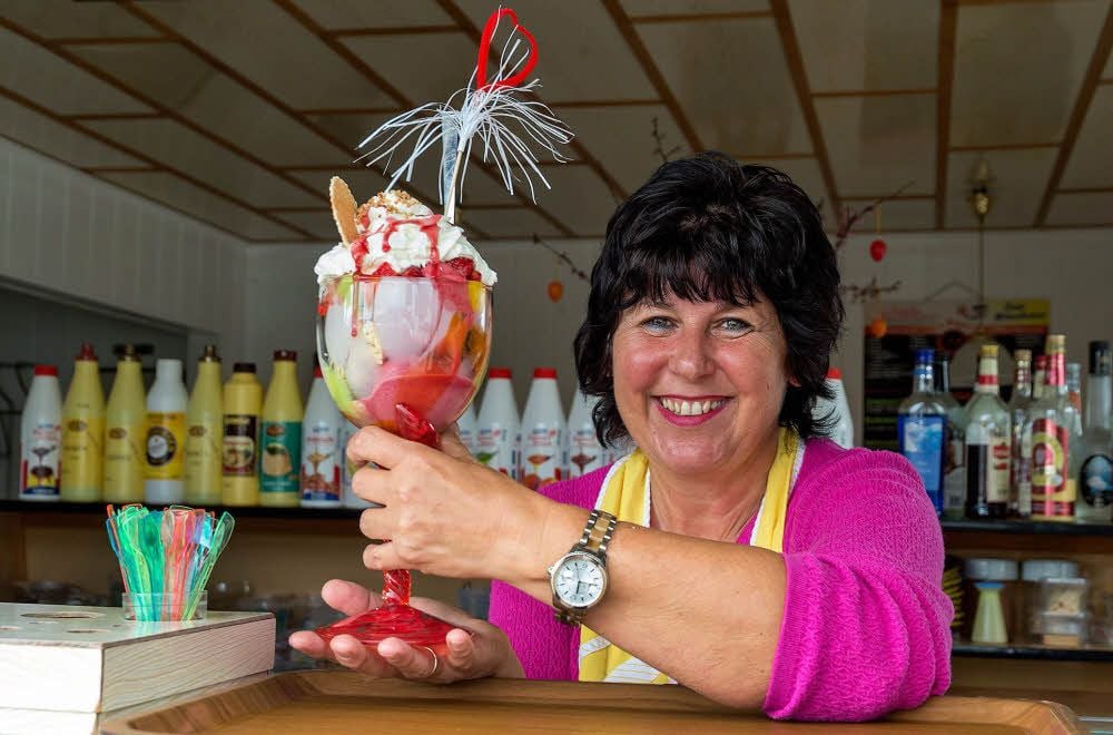 Lucia Weber probiert im Eis-Café gern Neues aus.