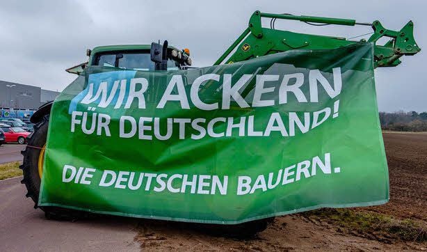 Mit Transparenten machten die Bauern auf ihre existenzbedrohende Situation aufmerksam. An das Unternehmen „Netto“ wurde eine Protestnote überreicht. Sie soll an die Firmenspitze weitergereicht werden.