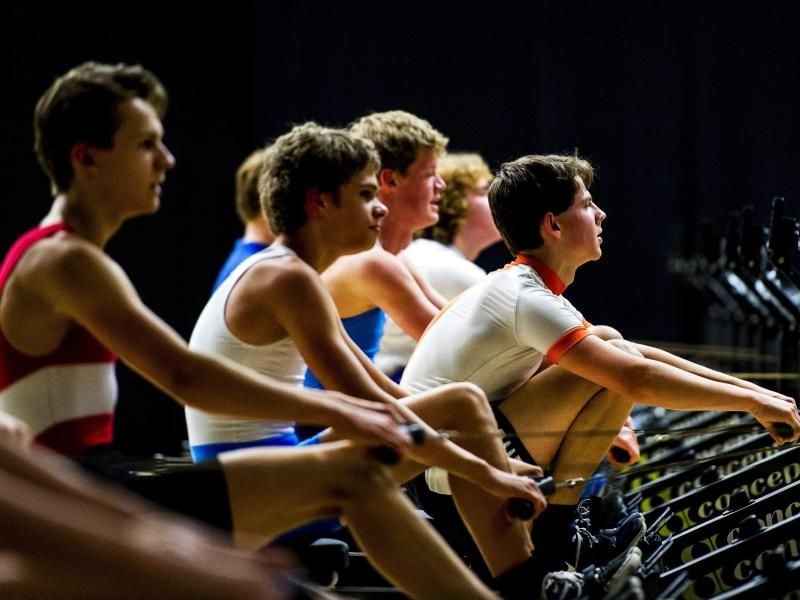 Indoor Rowing ist eine effiziente Ausdauerportart. Nicht nur Profisportler wie bei der Open Indoor Rowing Championship in Amsterdam machen dabei eine gute Figur. Foto: Robin Van Van Lonkhuijsen