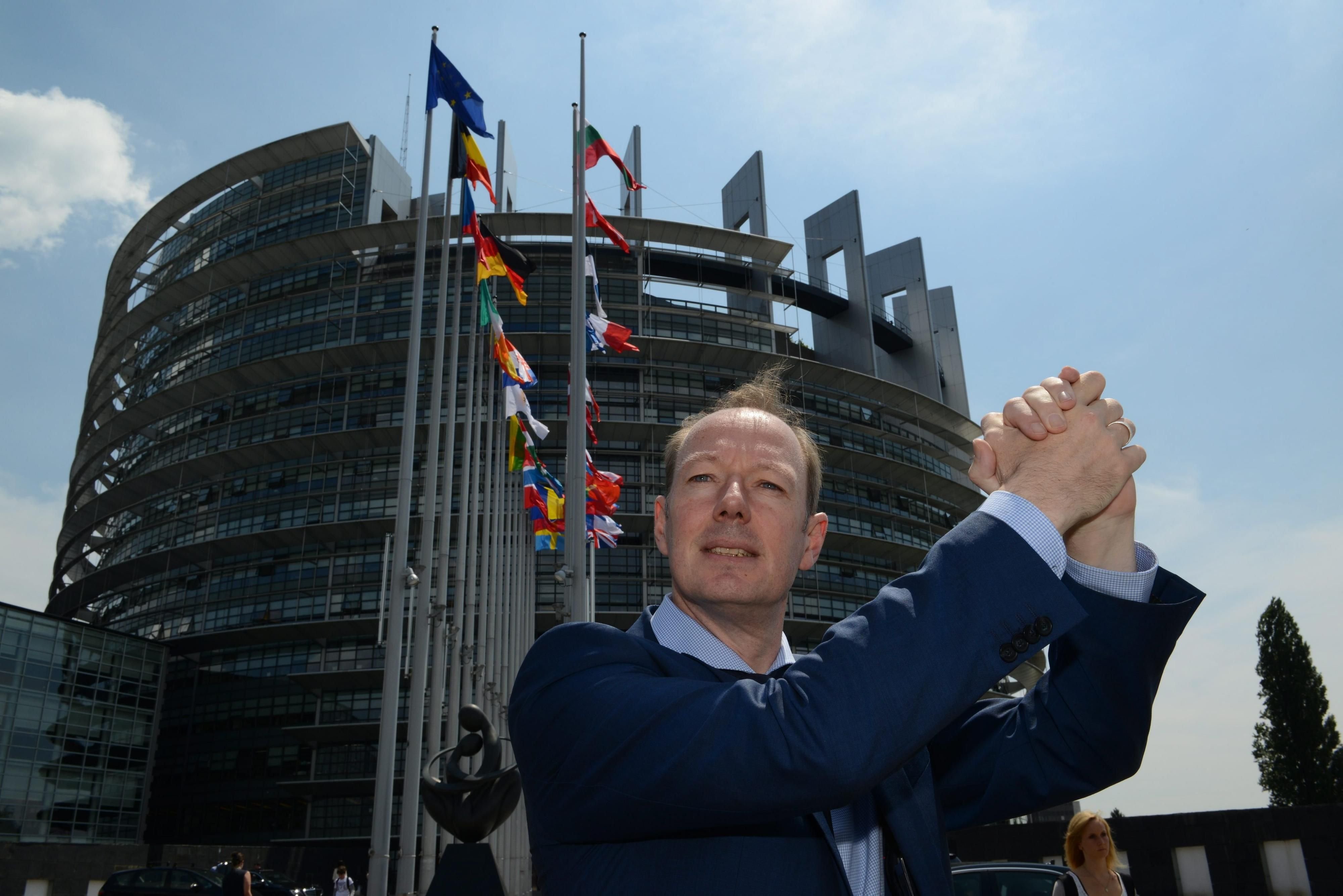 EU-Politiker und Satiriker Martin Sonnerborn vor dem Europäischen Parlament in Straßburg.