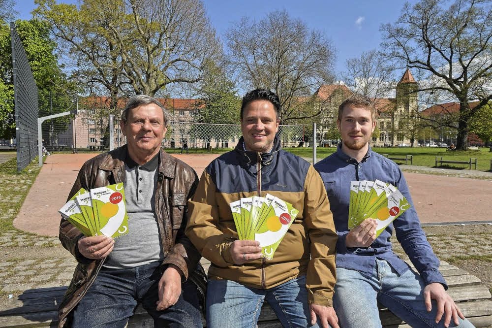 Jürgen Wenke vom Schneider-Chor, Stadtpark-Manager Olaf Bülow und Arik Schumann vom Basketballverband (von links) haben 2016 im Stadtpark einiges vor.
