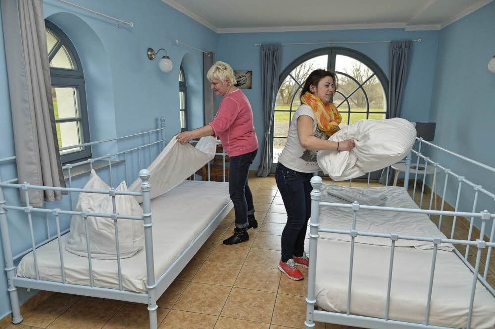 Noch viel ist vorzubereiten: Silke Bergholz und Angelique Braun (r.) richten eines der 14 Doppelzimmer für die Pensionsgäste her.