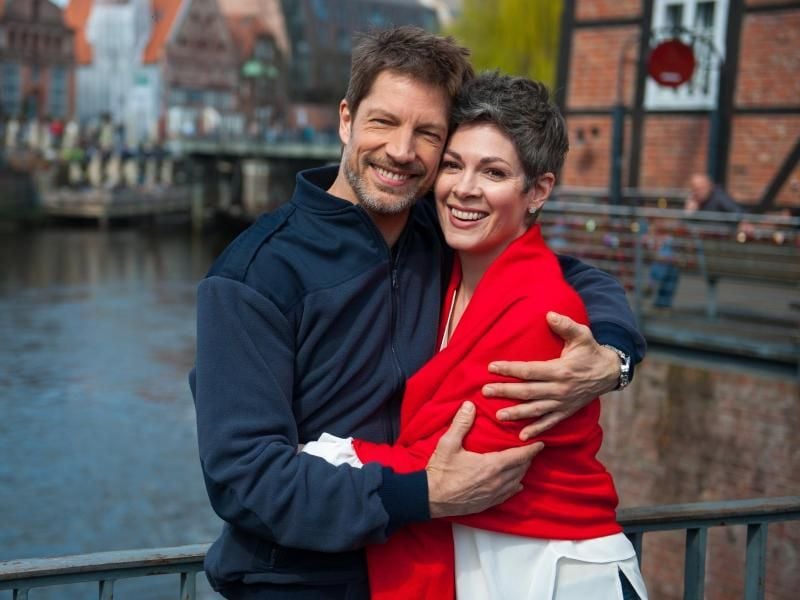 Die Schauspieler Mickey Hardt (l) als Mathis Segert und Cheryl Shepard (r) als Sydney Flickenschild drehten in Lüneburg. Foto: Philipp Schulze