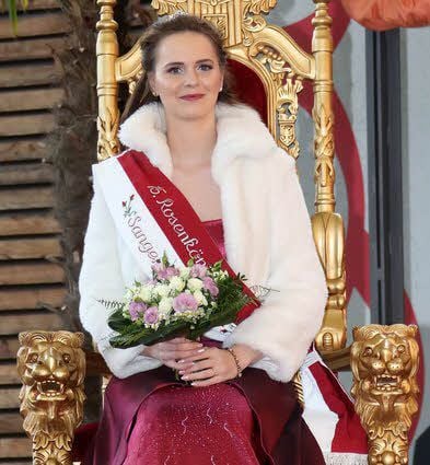 Sophia auf dem Thron.
