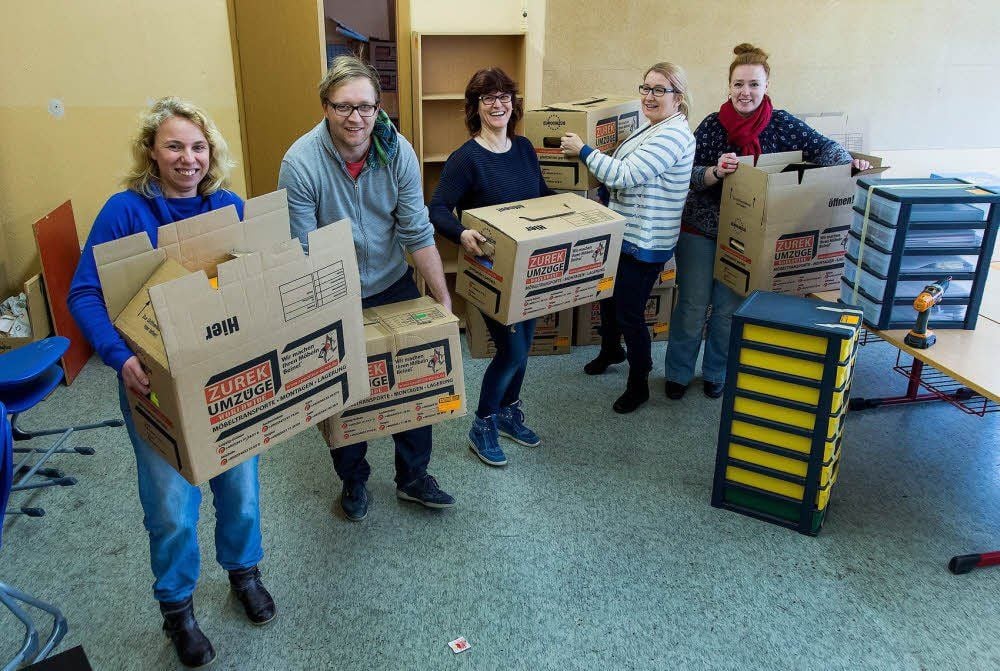 Die beiden Lehrerinnen Ines Verchow (l.) und Katharina Morawe (2.v.r), die stellvertretende Schulleiterin Peggy Grünke (M.), der pädagogische Mitarbeiter Jan-Erik Meyer und auch Schulsekretärin Iris Steinki (r.) packen mit an.