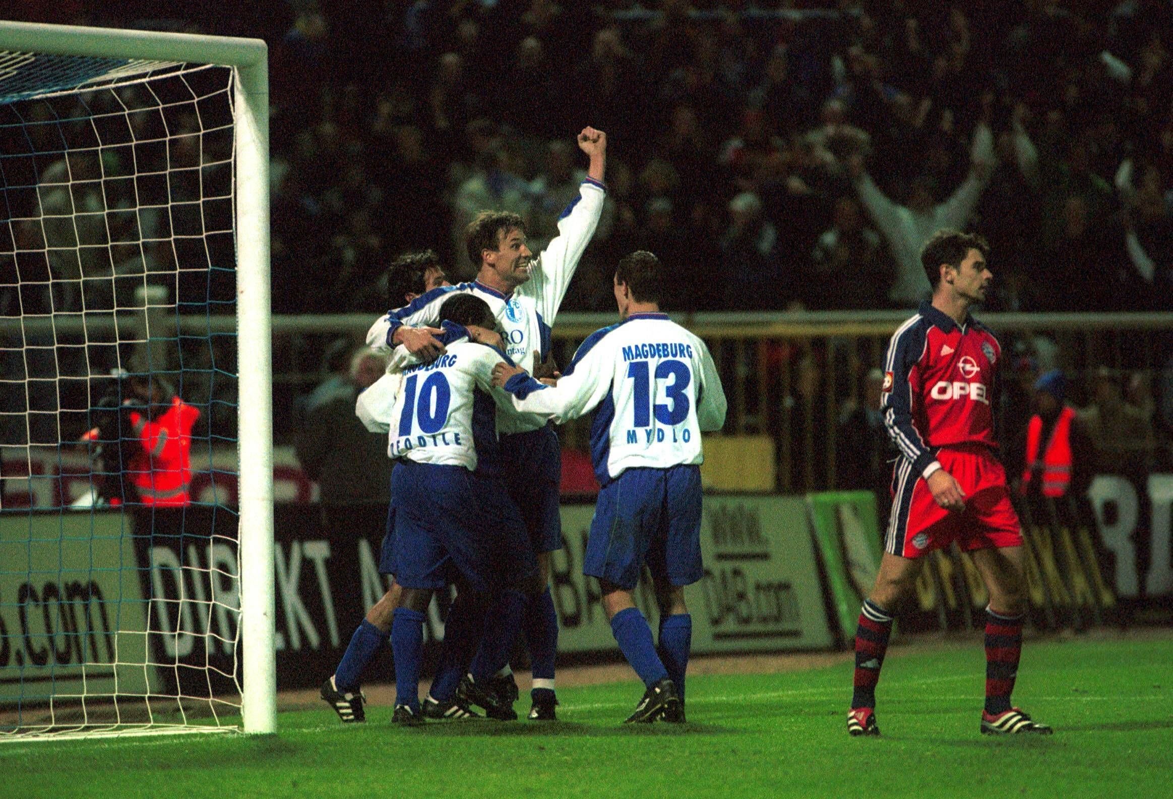 2000: Waldemar Koc (Mitte) jubelt mit Torschütze Ofodile (li.) und Mydlo (alle Magdeburg), rechts: Sforza (Bayern).