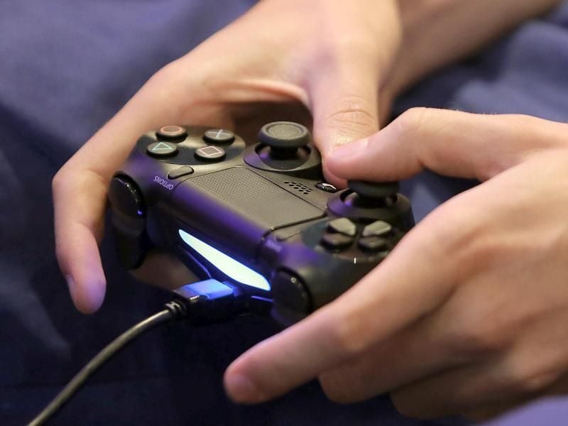 Die Playstation 4 unterstützt USB-Sticks - manchmal werden diese jedoch nicht erkannt. Foto: Oliver Berg (Archivbild)