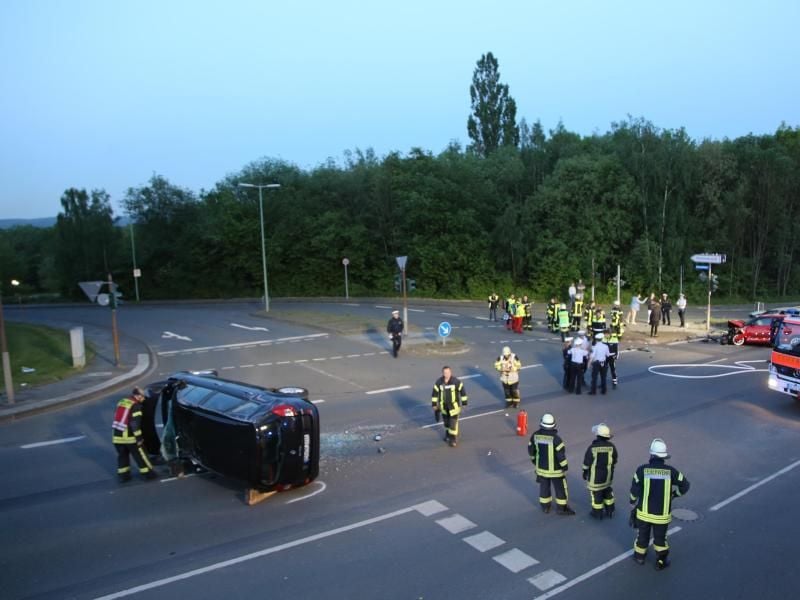 Rettungskräfte auf einer Kreuzung in Hagen: Bei einem illegalen Autorennen in Hagen sind fünf Menschen schwer verletzt worden. Foto: Alex Talash