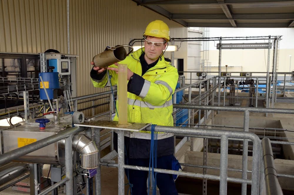 Das Wasser für die Produktion wird aus der Weißen Elster entnommen und in der Anlage so aufbereitet, dass es Trinkwasserqualität hat. Ralf Schneider entnimmt hier eine Probe.