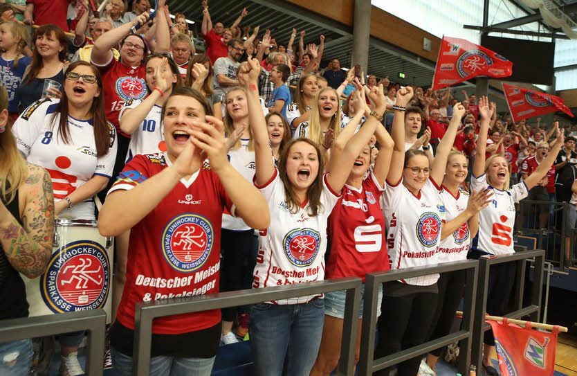 Die UHC-Frauen jubeln: Das Männer-Team wurde dieses Jahr erneut deutscher Meister.