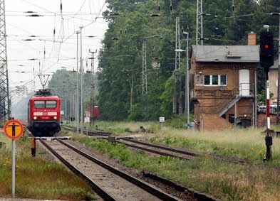 Seit Mittwochmittag rollt der Zugverkehr auf der Strecke zwischen Annaburg (im Bild) und Falkenberg wieder.