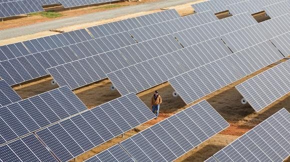 Solarfeld mit Solarmodulen