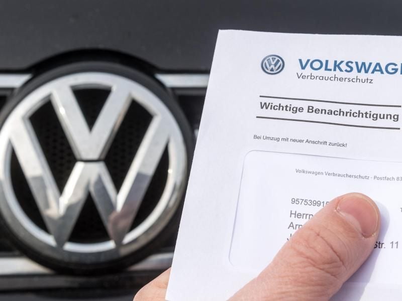 VW informiert betroffene Kunden schriftlich, dass ihr Fahrzeug nun umprogrammiert werden kann. Foto: Armin Weigel/Illustration