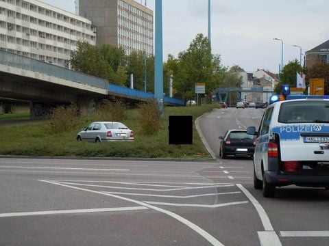 Unfall auf dem Riebeckplatz. Wegen gestiegener Unfallzahlen wird die Rechtsabbiegespur aus der Franckestraße in die Merseburger Straße gestrichen.