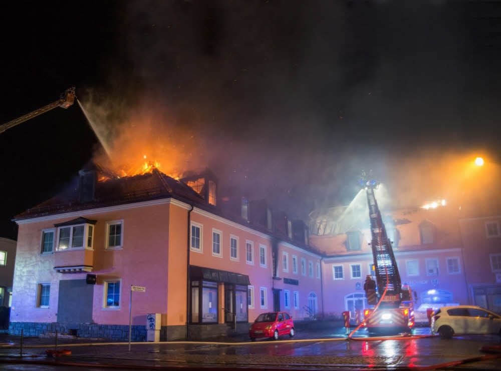 Bautzen in Sachsen, 21. Februar: Ein noch nicht bezogenes Flüchtlingsheim ist in Brand gesteckt worden, der Mob applaudiert.