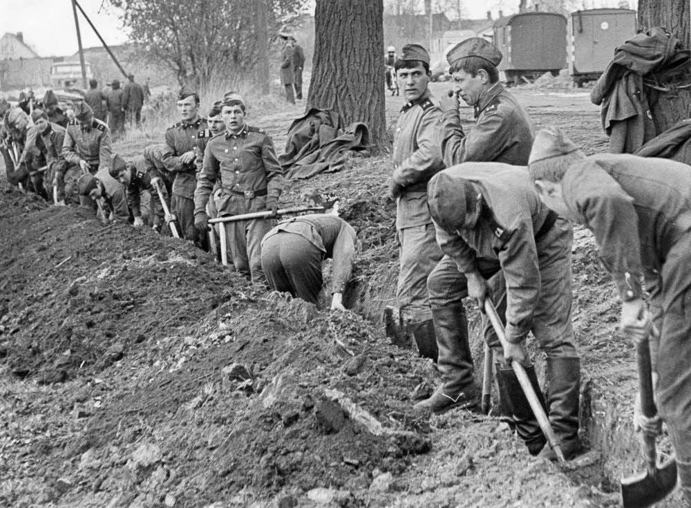 Sowjetische Soldaten helfen beim Bau, weshalb das Waldbad „Freundschaft“ genannt wurde.