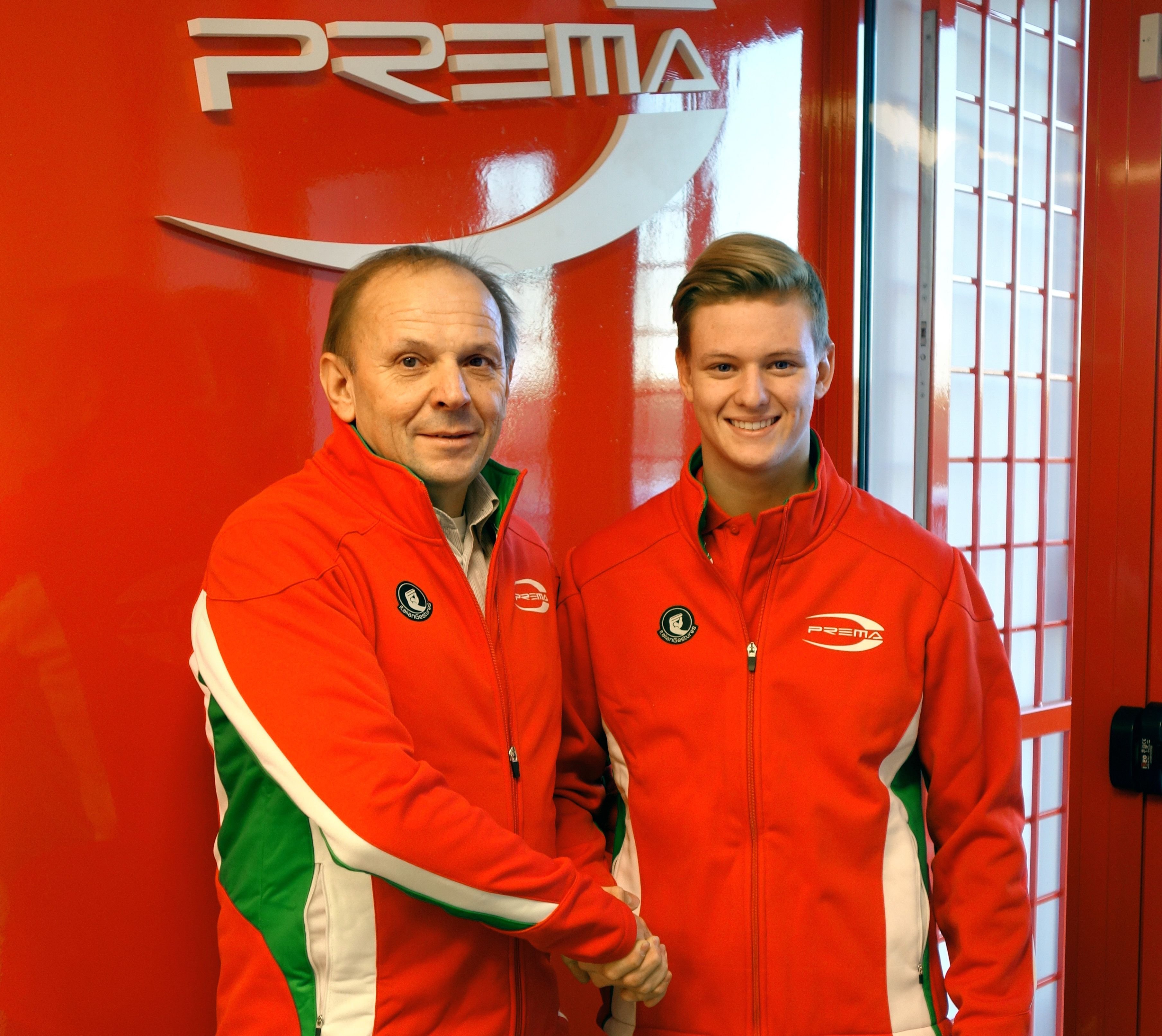 Prema-Teamchef Angelo Rosin (l.) heißt Mick Schumacher herzlich willkommen.