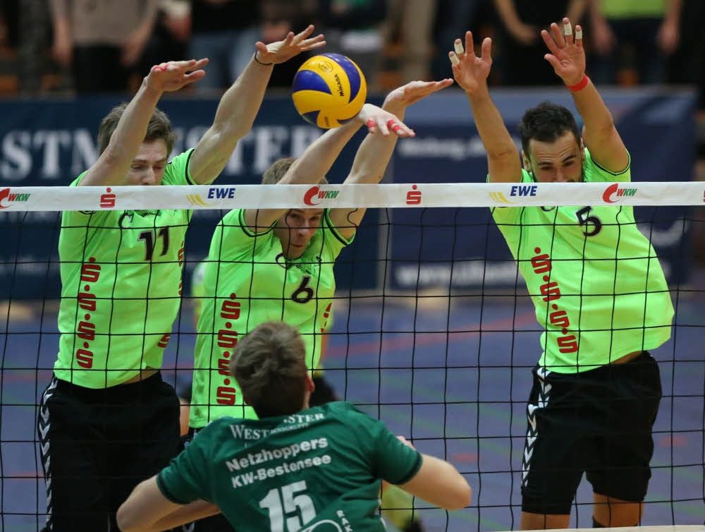 Mit vereinten Kräften blocken Jaroslaw Lech, Maciej Polanski und Ramon Martinez (v. l.) diesen Angriffsball ab.