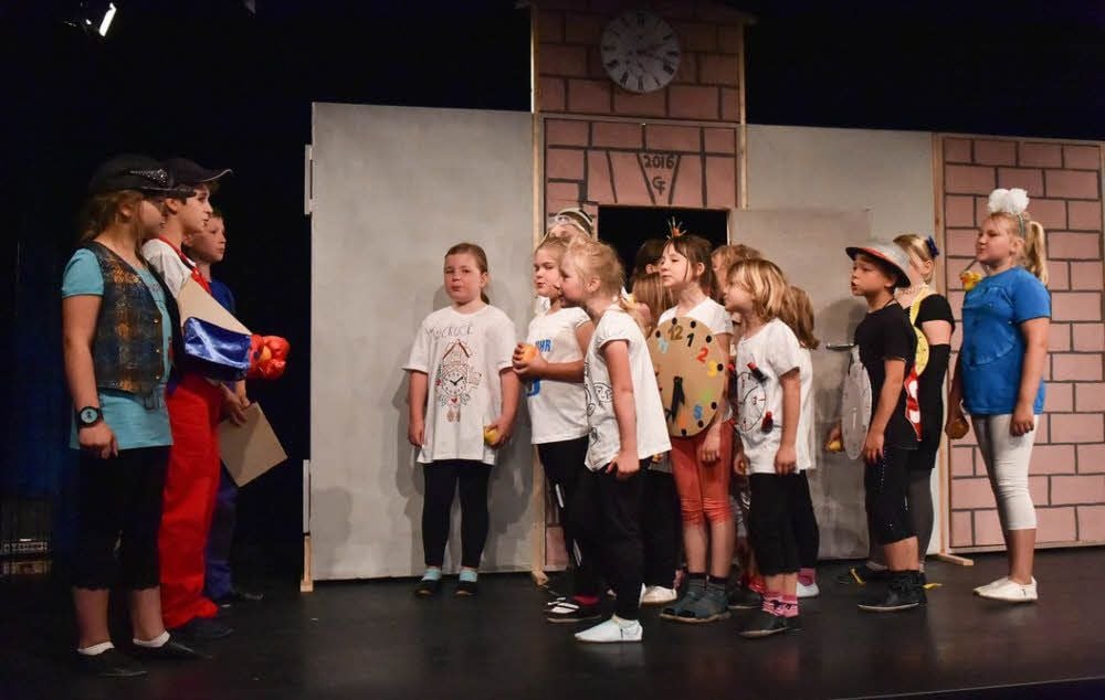 Eine verrückte Uhren-Geschichte bringt die Theatergruppe der Grundschule Rehmsdorf während der Schultheatertage als Musical auf die Bühne des Theaters Naumburg.