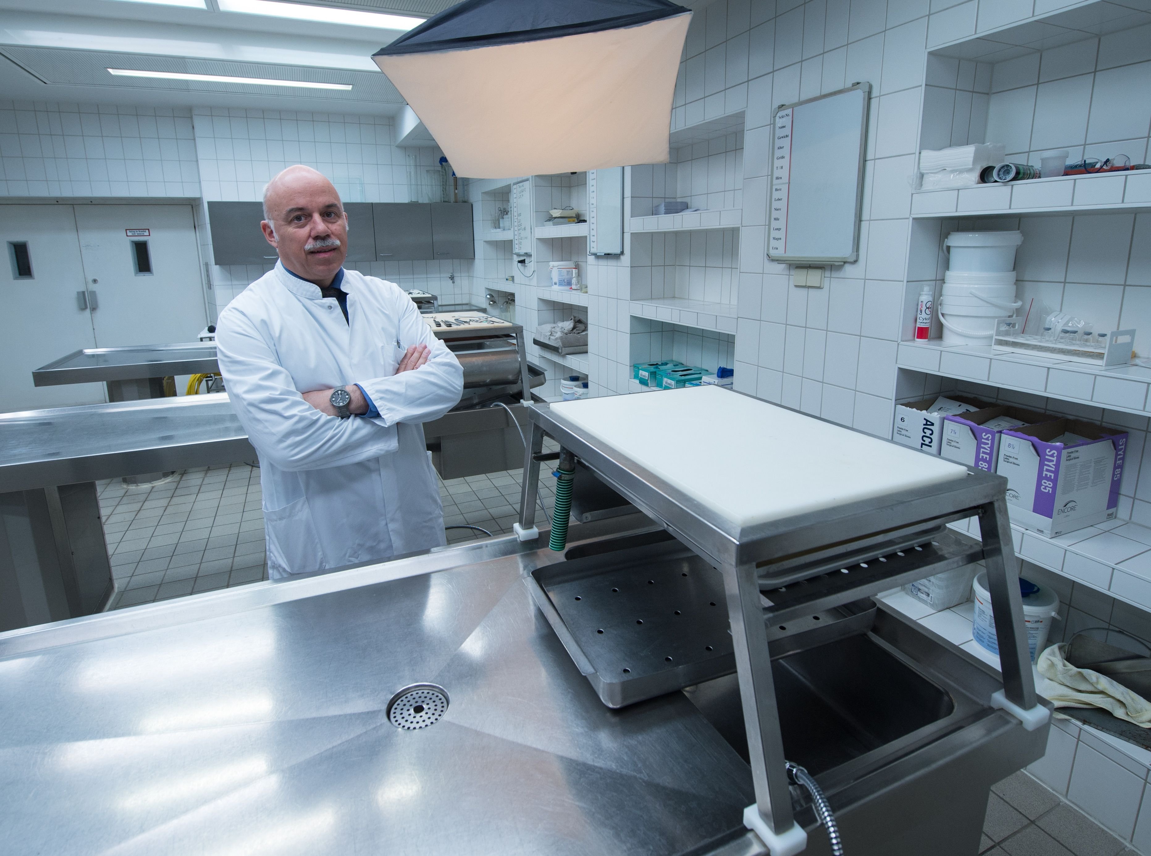 Der Direktor des Instituts für Rechtsmedizin des Universitätsklinikums Halle/Saale, Professor Rüdiger Lessig, steht im Seziersaal des Instituts.