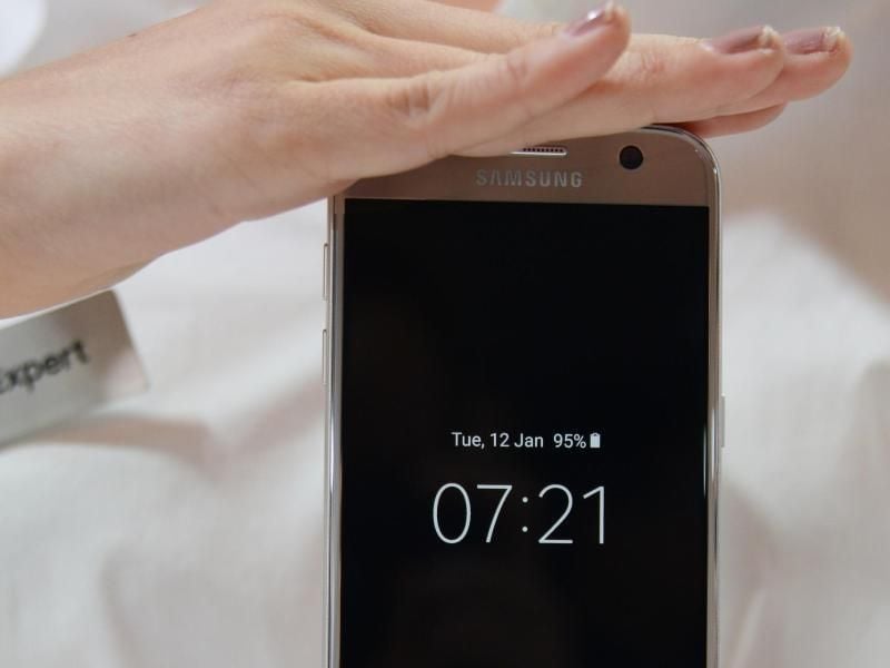 Das neue Samsung-Flaggschiff Galaxy S7 soll rund 700 Euro kosten. Foto: Till Simon Nagel