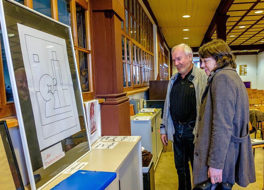 Heidi Ebel und Klaus-Jürgen Kummetz mit ersten Kunstwerken für die Schau „Der andere Luther“ - die wird in der Christuskirche gezeigt.