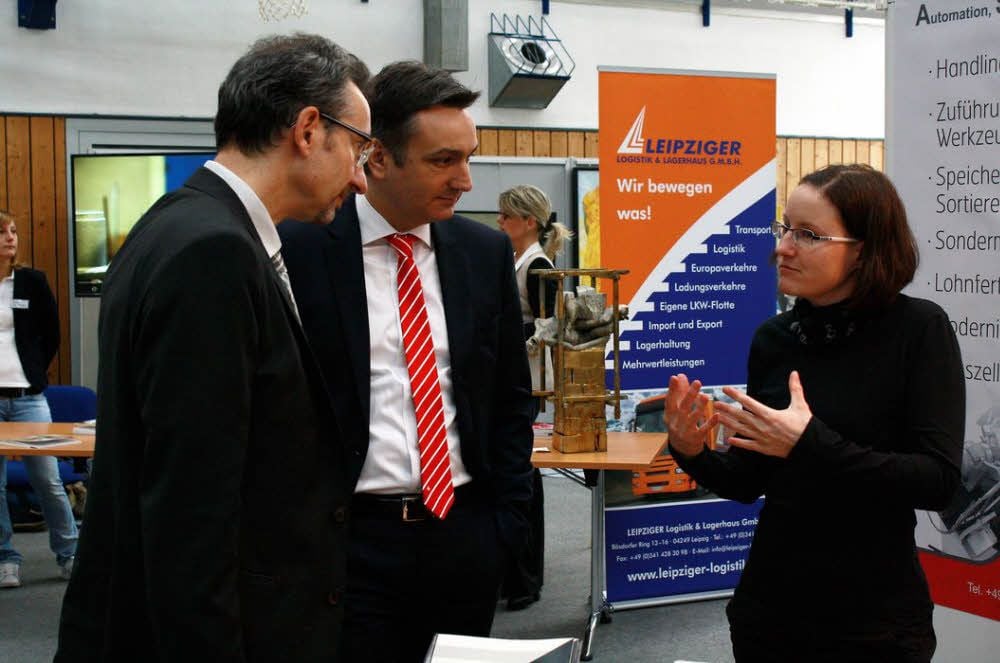 Wirtschaftsamtsleiter Thomas Böhm (l.) und Mario Kerner von der Sparkasse Burgenlandkreis sprechen mit Claudia Goldmann von ASW.