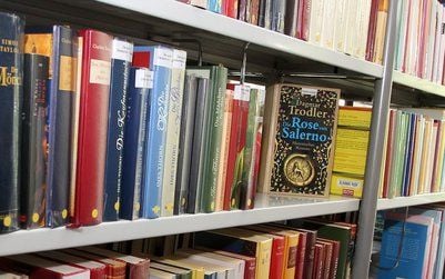 Bücher in einer Bibliothek