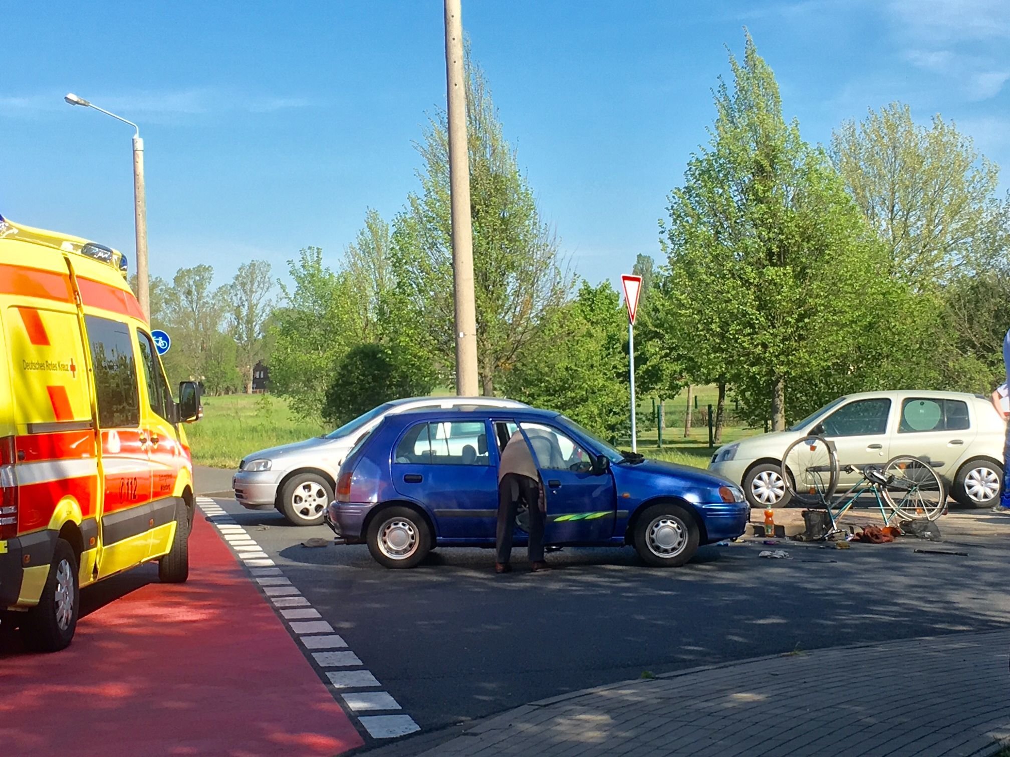 An der Kreuzung Dobschützstraße/Hans-Lufft-Straße kollidierte am Dienstagvormittag ein Radfahrer mit einem Auto.