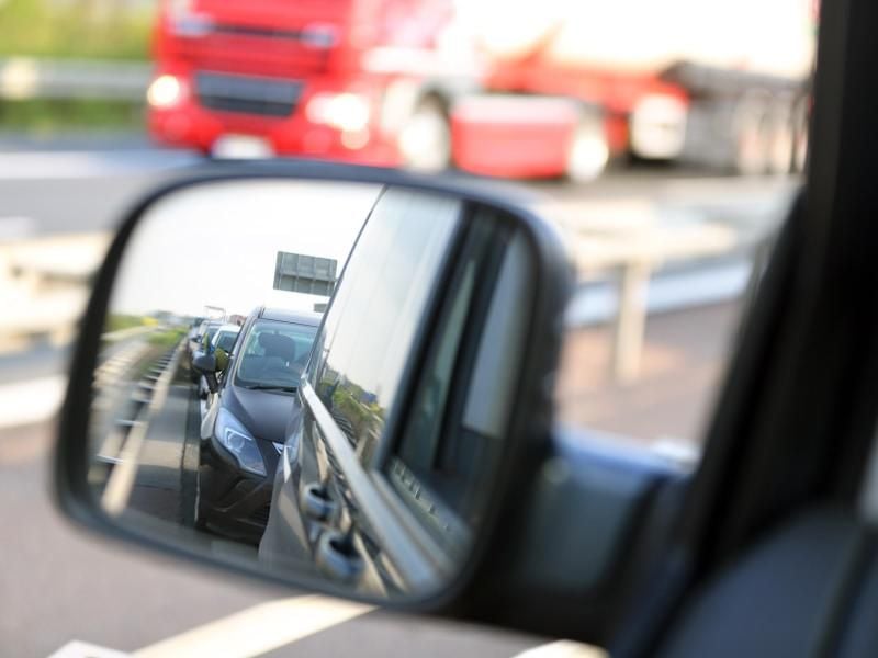 Auch wenn die Autoversicherung Fehler macht, muss der Halter des Fahrzeuges Gebühren dafür zahlen. Foto: Jan Woitas