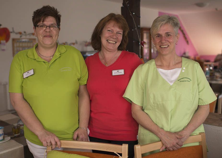 Heike Grabbert (r.) und Nadine Antefur (l.), hier mit der Leiterin der Seniorenresidenz „Kiepsche Villa“ in Ballenstedt, Marin Dumke, qualifizieren sich über ein Förderprogramm in der Altenpflege.