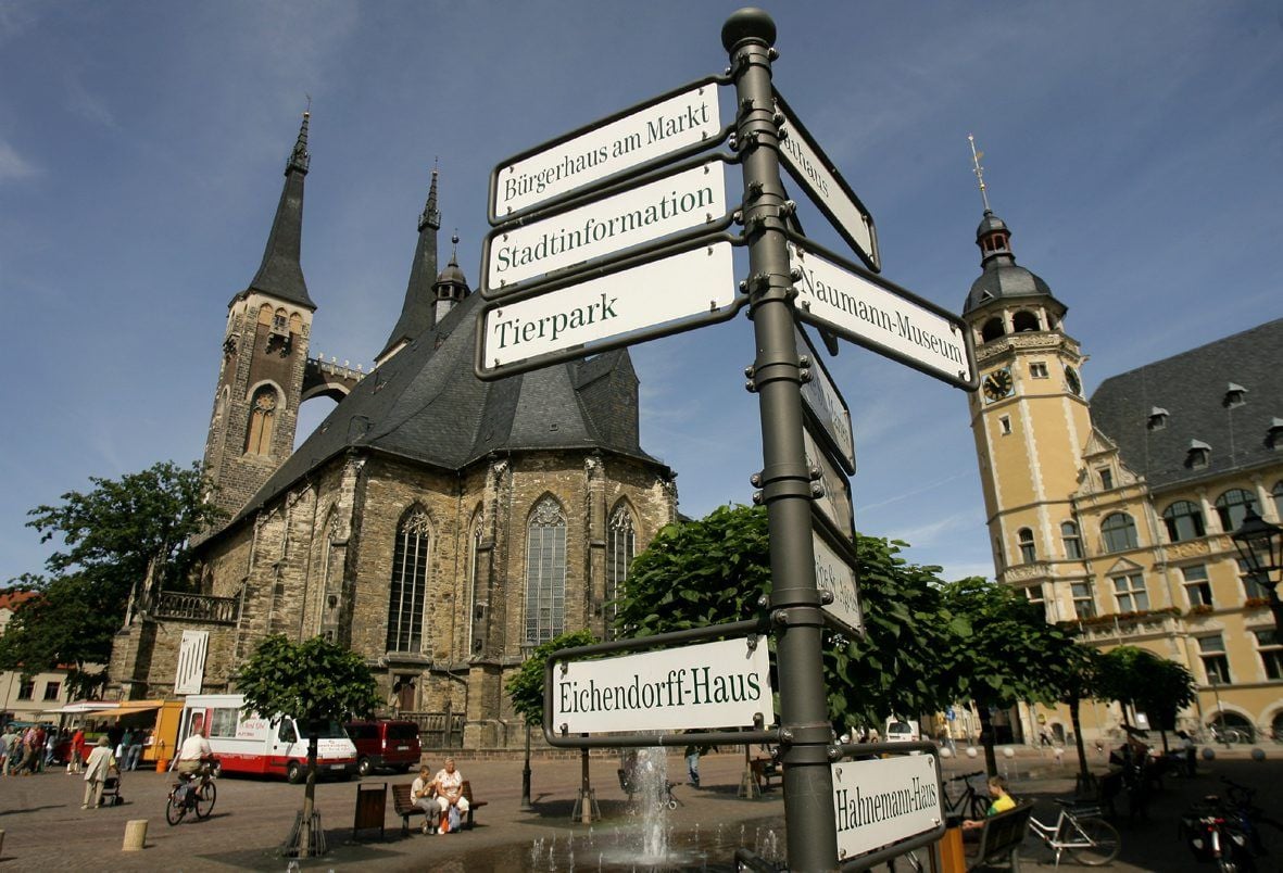 Wegweiser am Markt vor dem Rathaus in Köthen.