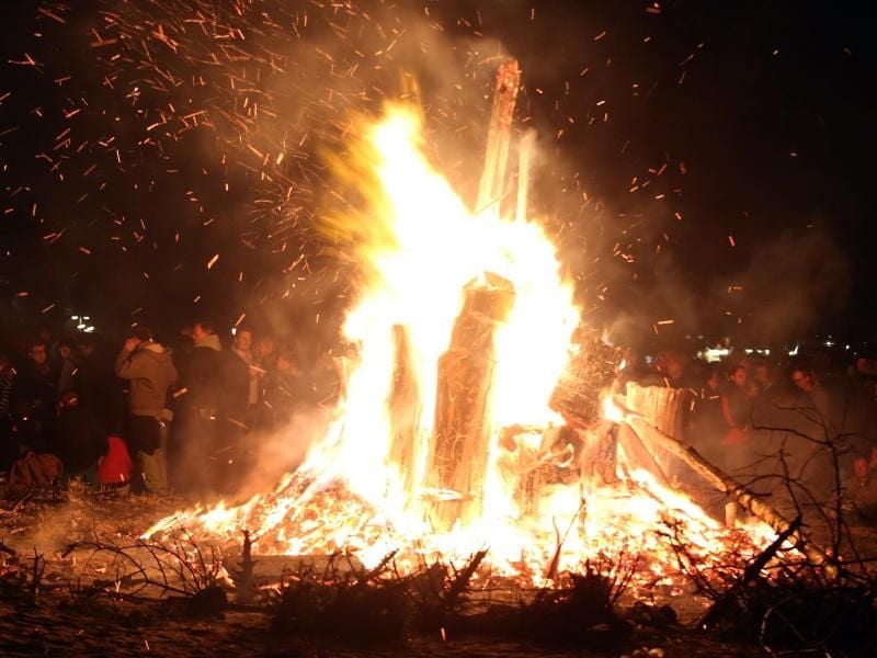 Ein Osterfeuer brennt in Hamburg am Elbstrand. Foto: Bodo Marks/dpa
