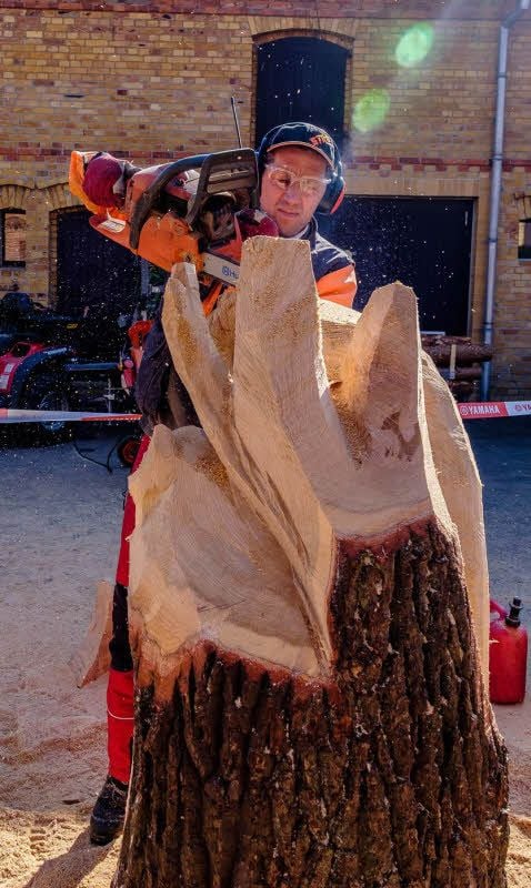 Axel Glanz - Holzbildhauer mit Motorsäge - stellte sein Können unter Beweis und nutzte das passende Werkzeug zum Jubiläumsfest.