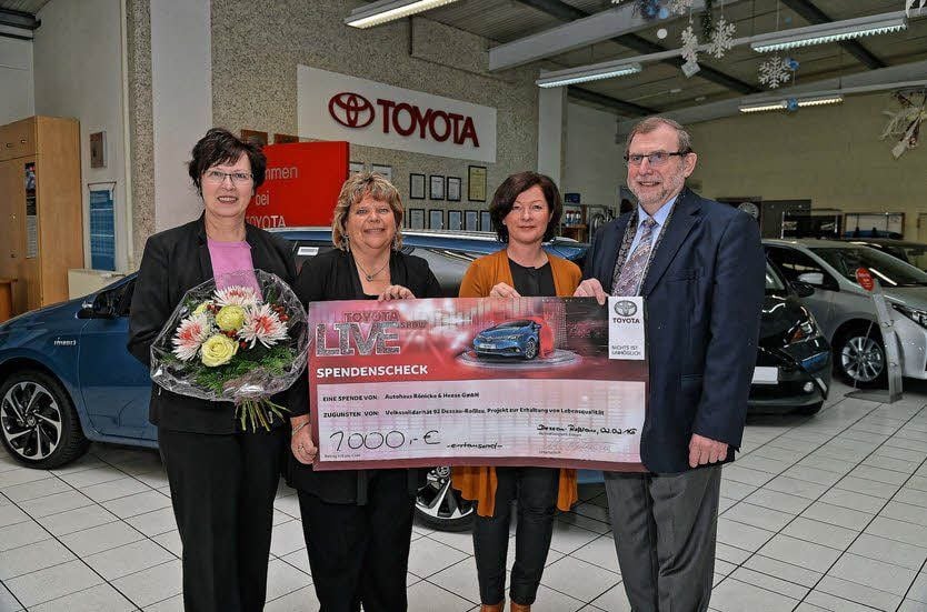 Distriktleiterin Ilona Lange und Autohauschefin Martina Rönicke überreichen die Spende an Daniela Bauer und Wieland Böhme (v.l.n.r.).