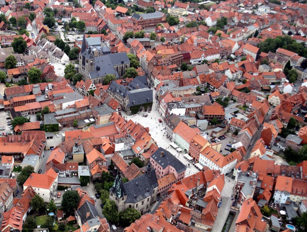 Blick auf das Stadtzentrum von Quedlinburg mit Marktplatz, Rathaus und der Marktkirche