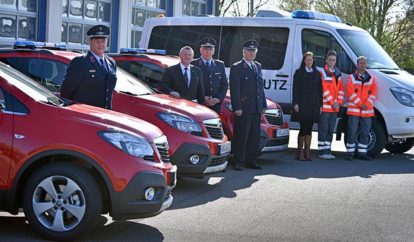 Vier neue Autos sind jetzt im Besitz des DRK und der Feuerwehr.
