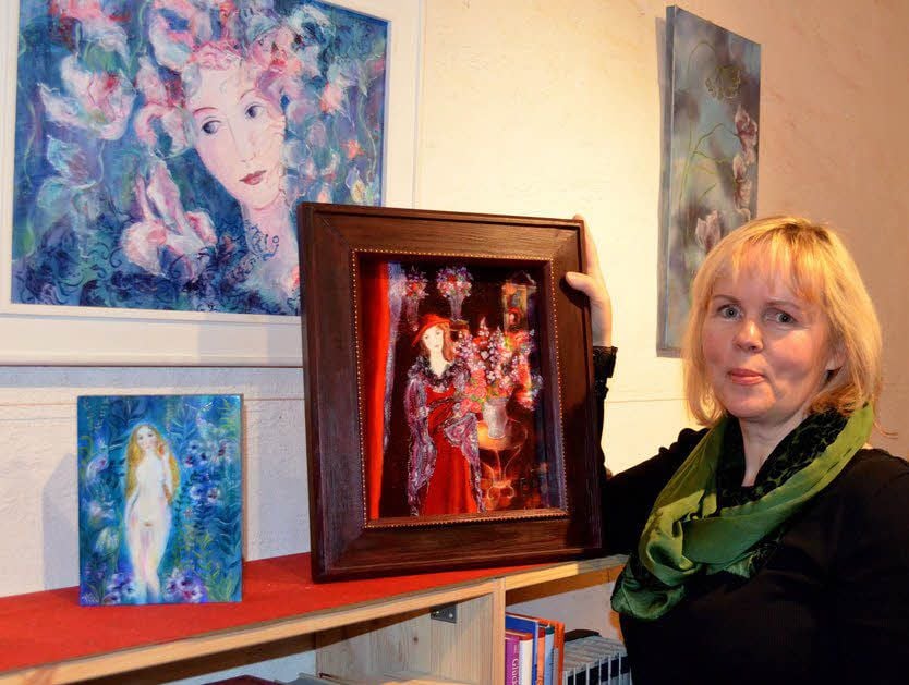 Heike Küttner mit ihren Bildern in der Vinothek.