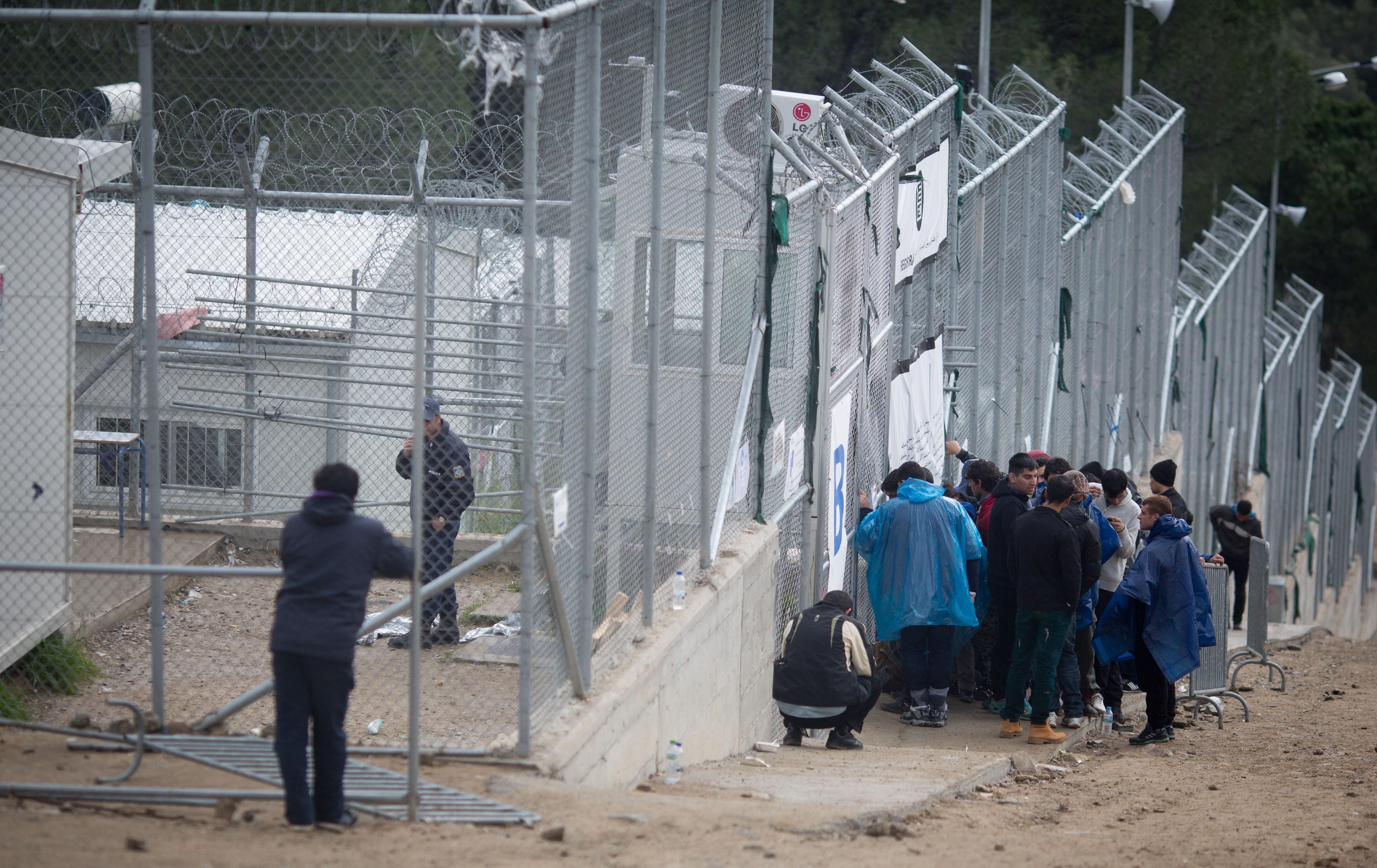 Flüchtlinge am Flüchtlingscamp Moria auf der griechischen Insel Lesbos.