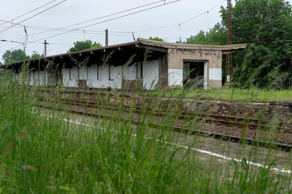Der Bahnhof ist seit Jahren völlig verwildert.