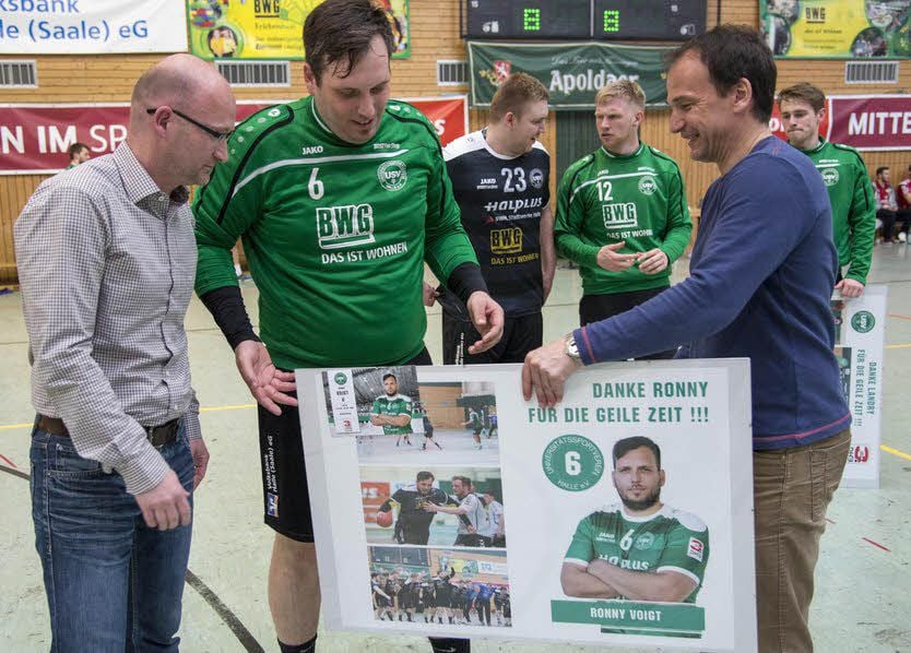 USV-Präsident Andreas Silbersack (r.) und Geschäftsführer Torsten Kamenz (l.) überreichen Ronny Voigt eine Fototafel zum Abschied.