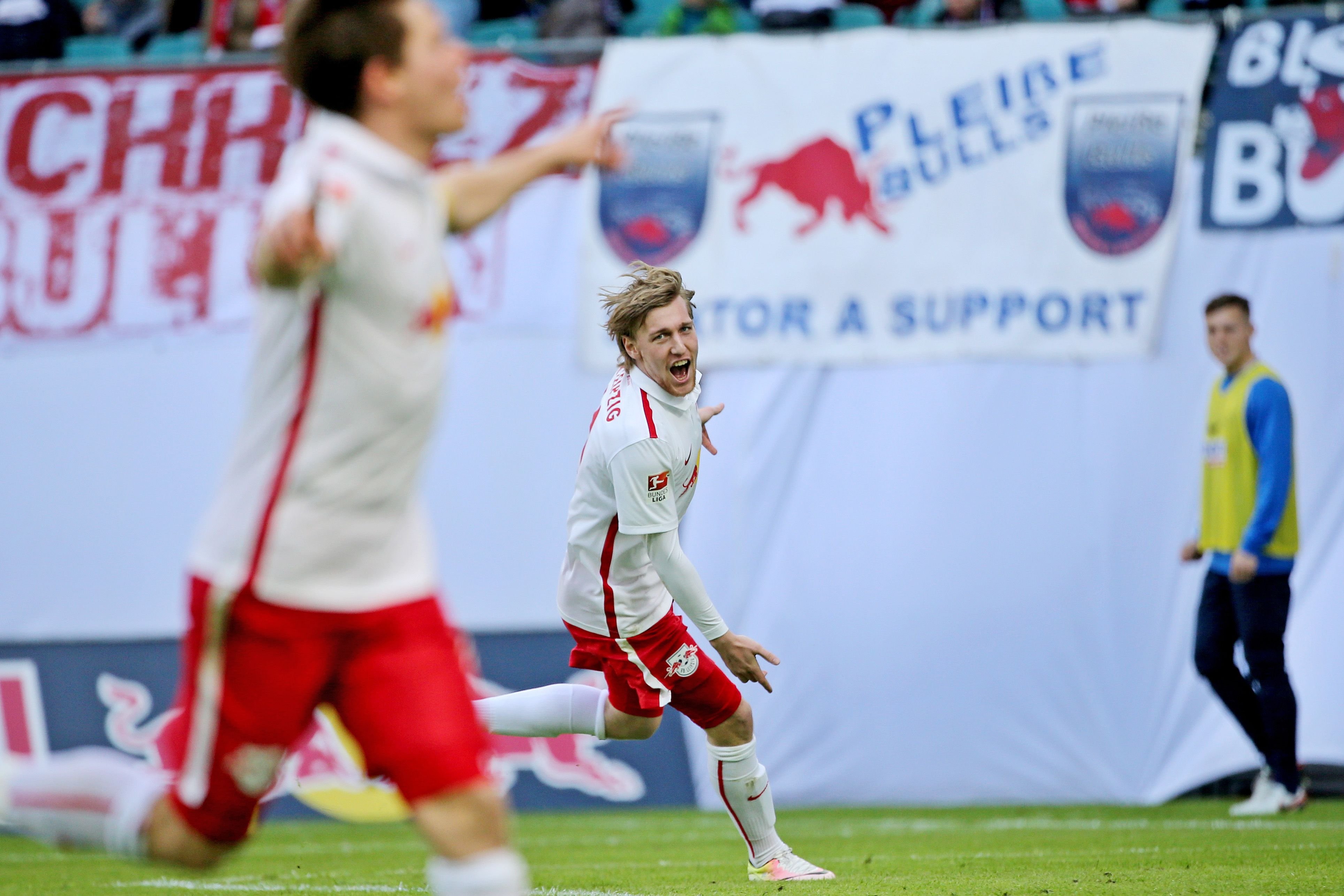 Die Leipziger Dominik Kaiser (l) und Emil Forsberg jubeln nach dem 1:0.