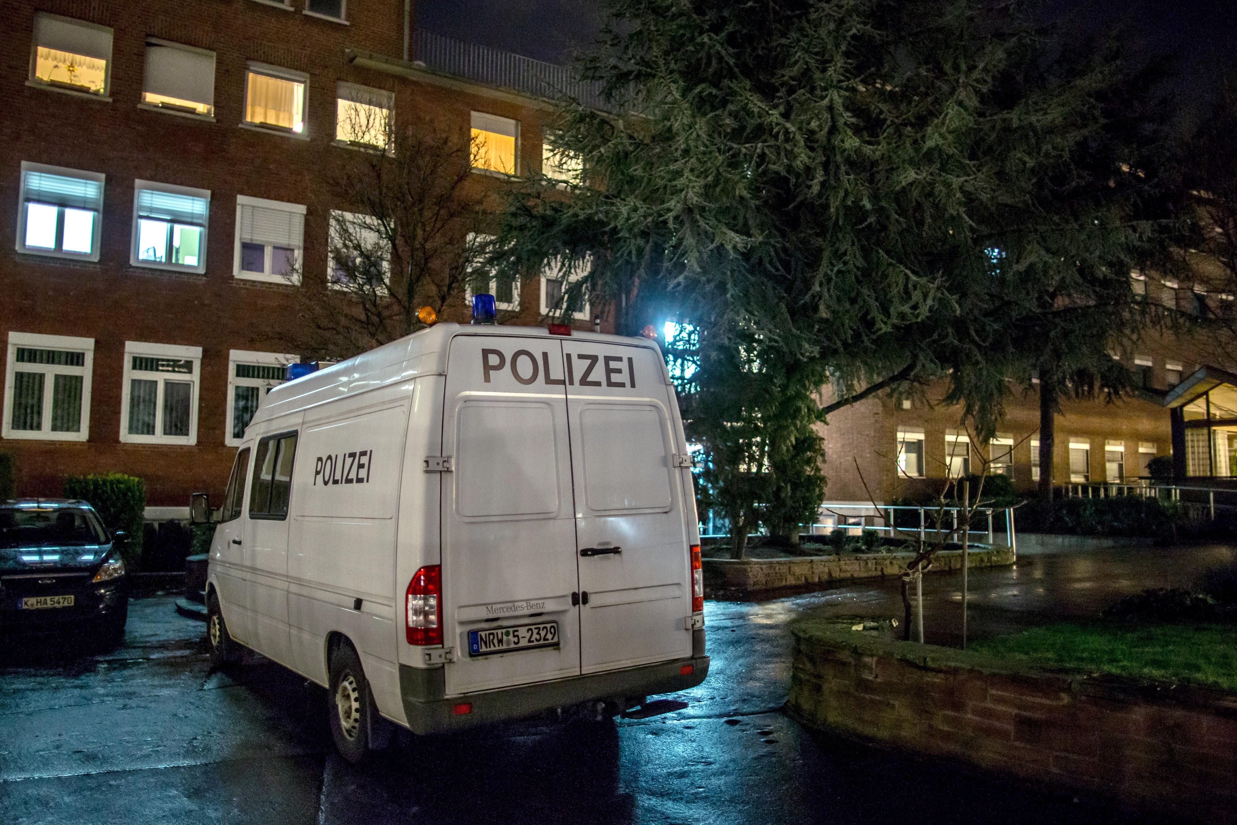 Ein Polizeiwagen steht vor dem St. Franziskus-Hospital in Köln-Ehrenfeld.