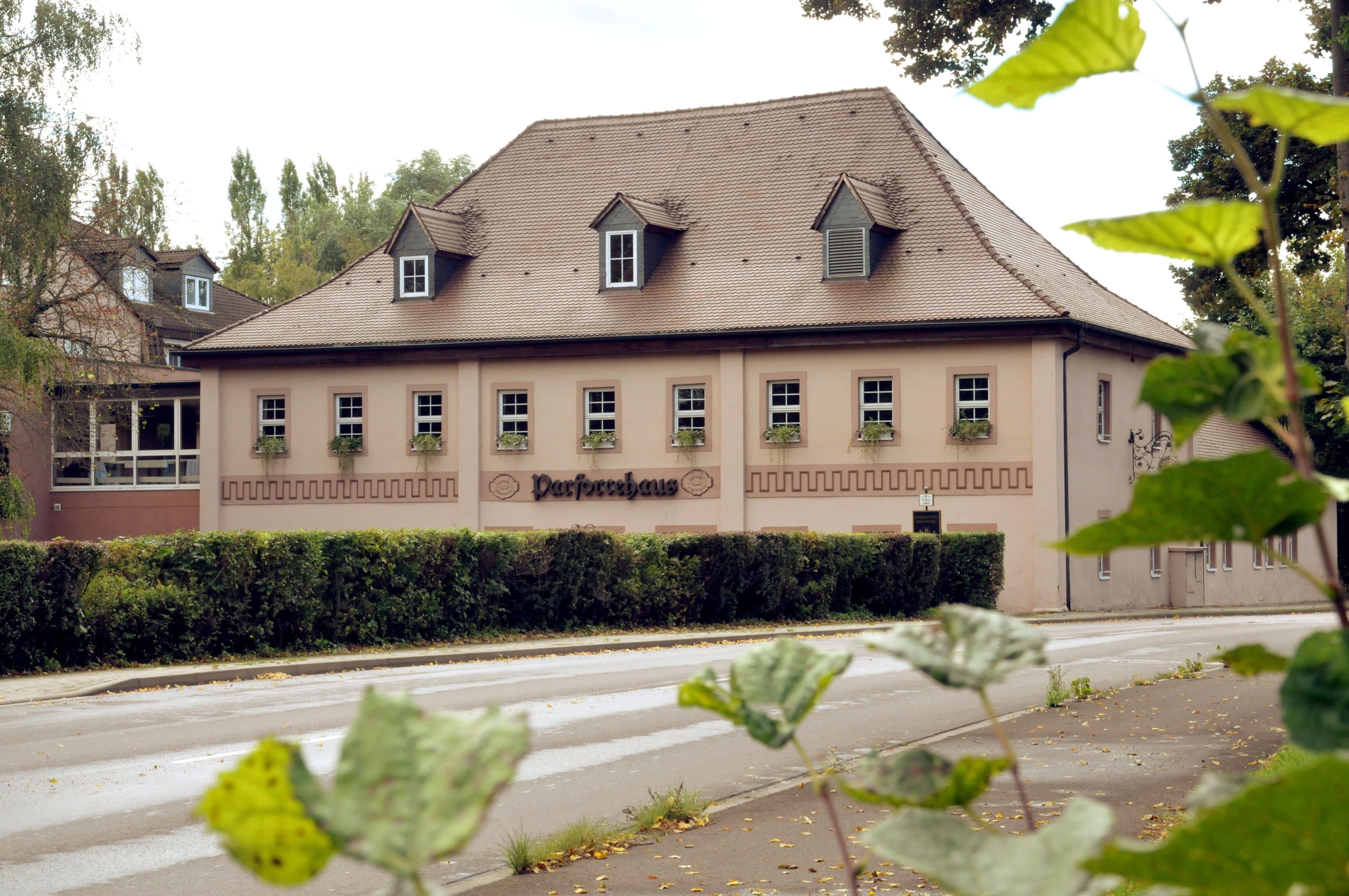 Blick auf das Parforcehaus in Bernburg, das ehemalige Parkhotel
