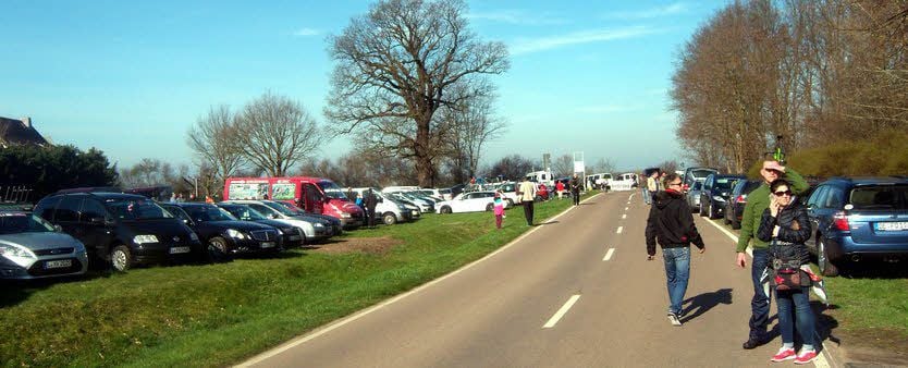 Teile der Klödener Lindenstraße waren extra gesperrt worden, damit auch die vielen Autos einen Stellplatz finden konnten, was nicht immer so einfach war.